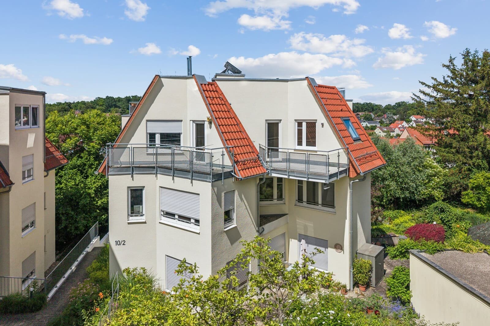 Haus-im-Haus-Gefühl: Großzügige Split-Level-Wohnung mit Dachterrasse