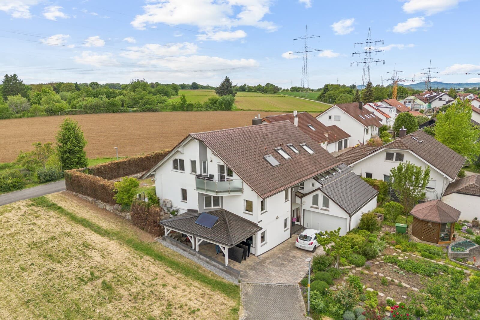 Zweifamilienhaus für Kapitalanleger – mit zusätzlicher Bürofläche im UG