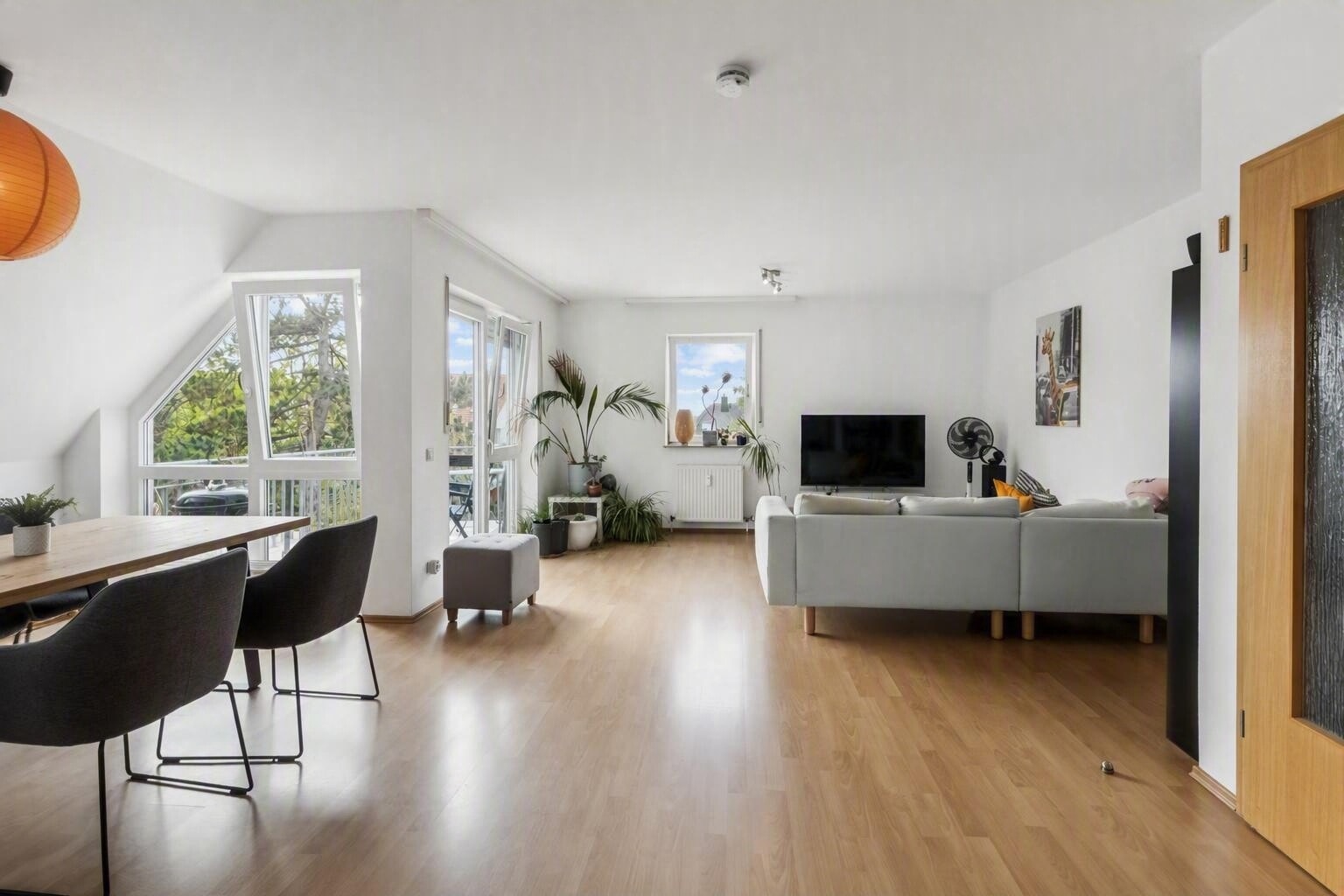 Wohnen auf zwei Ebenen: Lichtdurchflutete 4,5-Zimmer-Maisonettewohnung mit Balkon & TG-Stellplatz