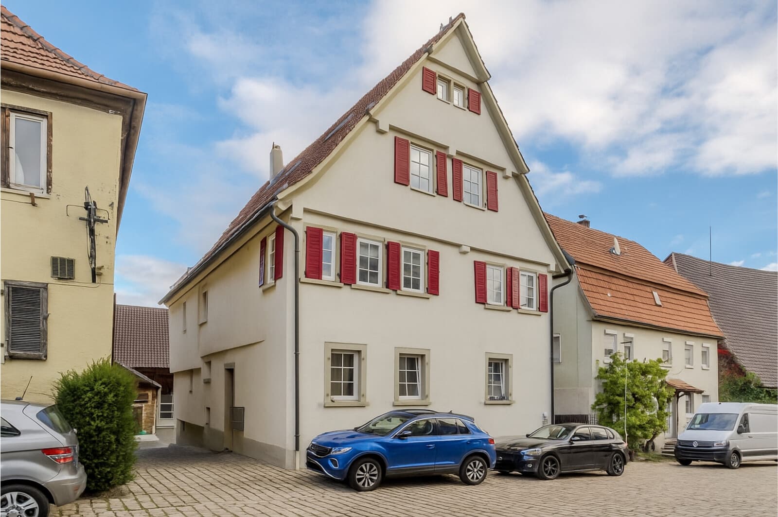 Modernisiertes 5-Familienhaus mit großer Scheune