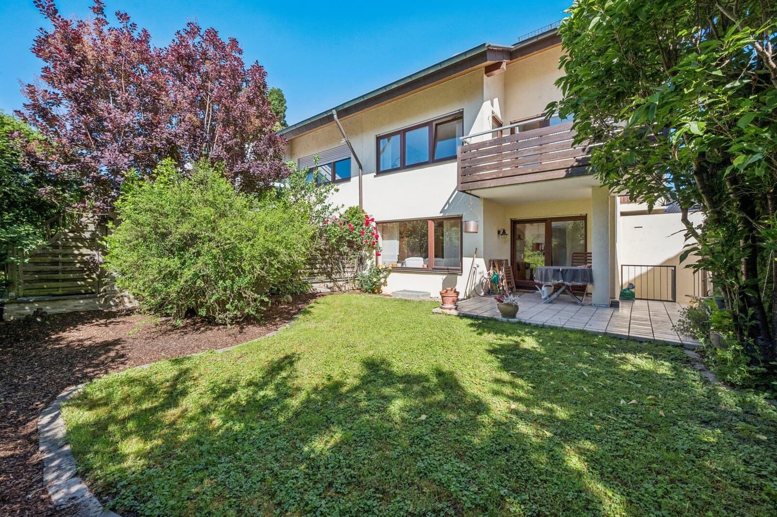 Großzügige DHH mit Einliegerwohnung und Garten in ruhiger Wohnlage