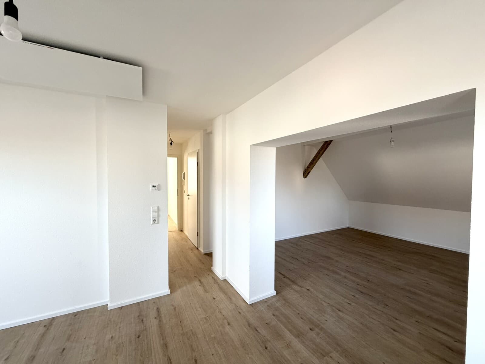 Erstbezug nach Sanierung: Helle DG-Wohnung mit Einbauküche