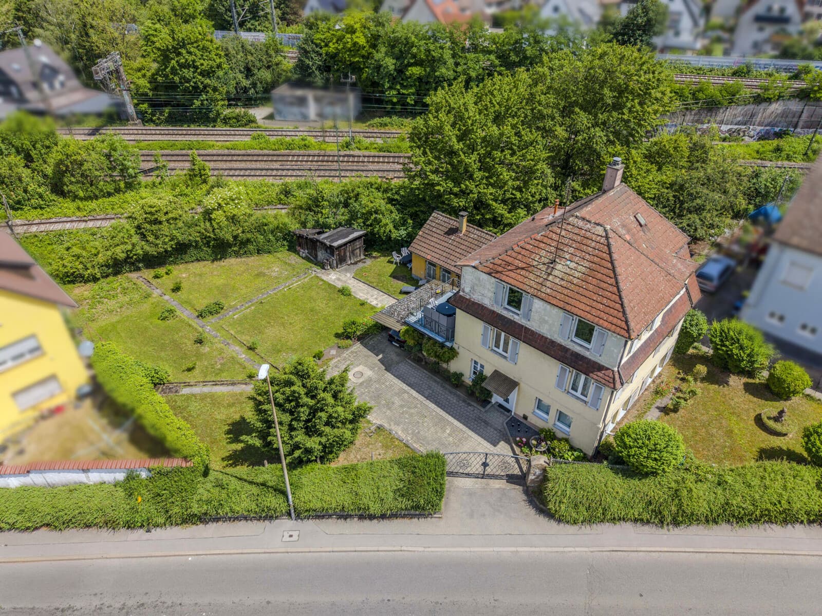 Freiraum & Möglichkeiten: Freistehendes MFH mit großem Garten und Entwicklungspotenzial