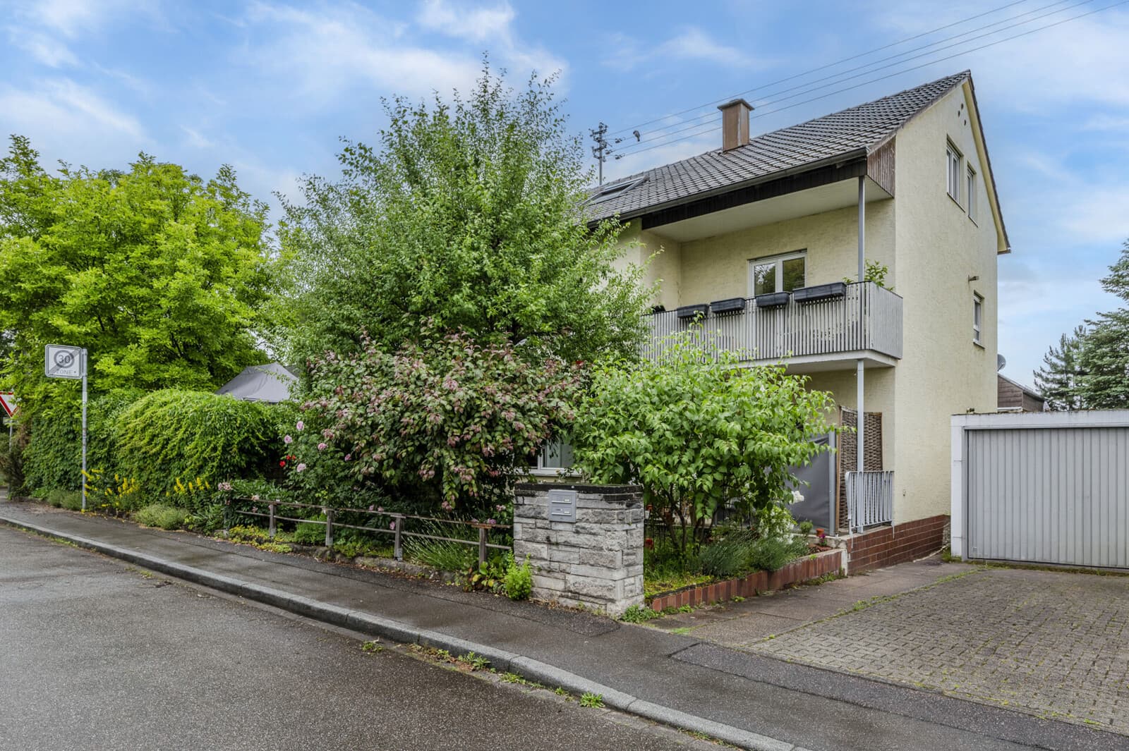 Familienfreundliches Zweifamilienhaus im begehrten Schlösslesfeld
