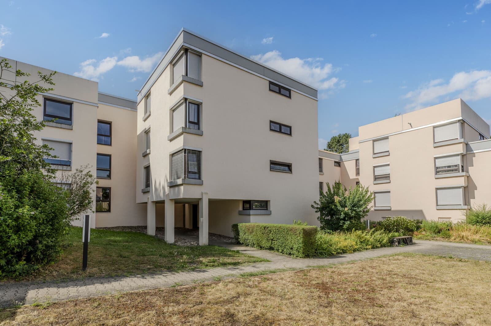 Bezugsfreie 2,5-Zimmer-Wohnung mit Balkon und Tiefgarage auf Erbbaugrundstück