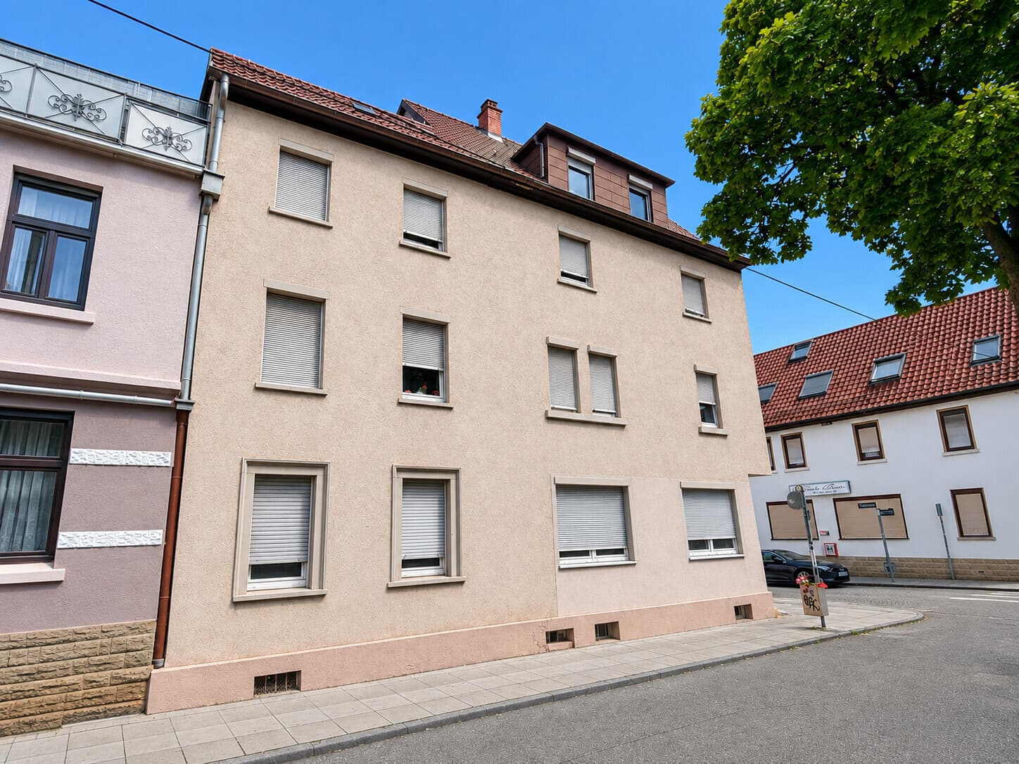 Sanierungsbedürftiges Mehrfamilienhaus in zentraler Lage von Zuffenhausen