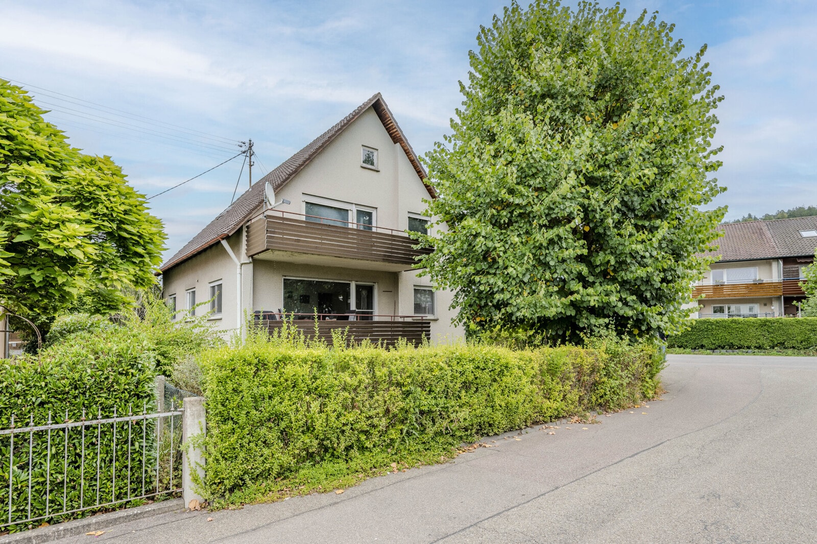 Bestand trifft Potenzial – Zweifamilienhaus mit Garten und Perspektive