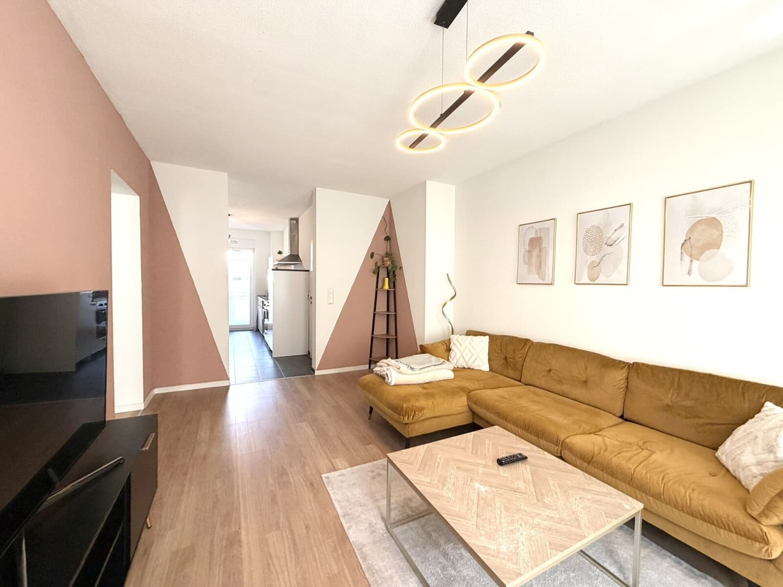 Hochwertig möblierte und modernisierte 3-Zimmer-Wohnung mit Balkon