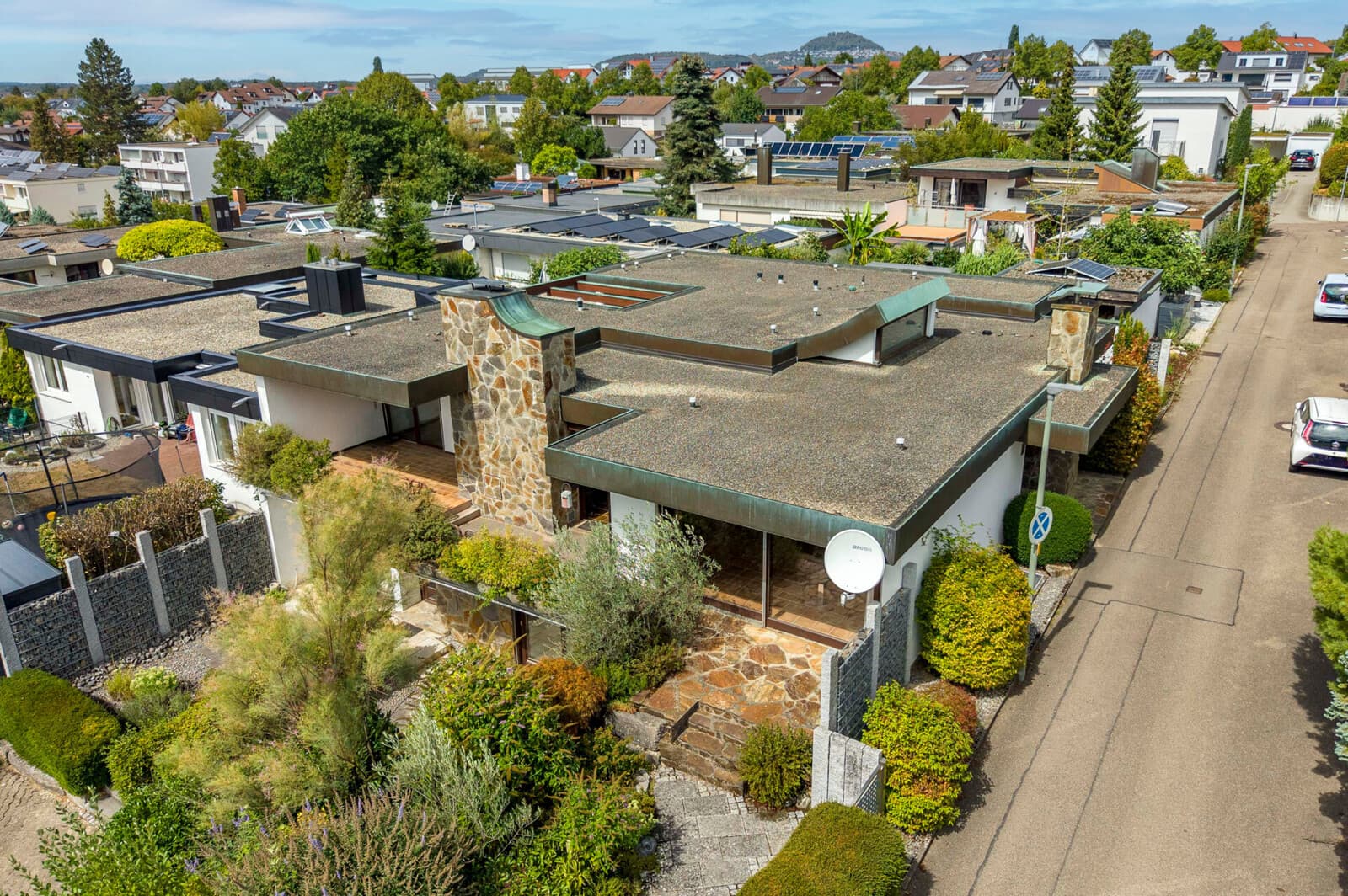 Architektonischer Flachdachbungalow und großem Entwicklungspotenzial