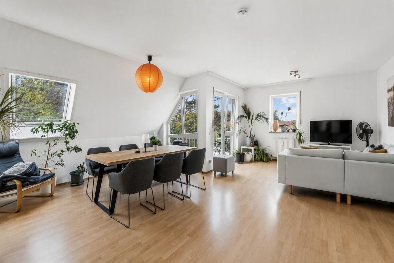 Wohnen auf zwei Ebenen: Lichtdurchflutete 4,5-Zimmer-Maisonettewohnung mit Balkon & TG-Stellplatz