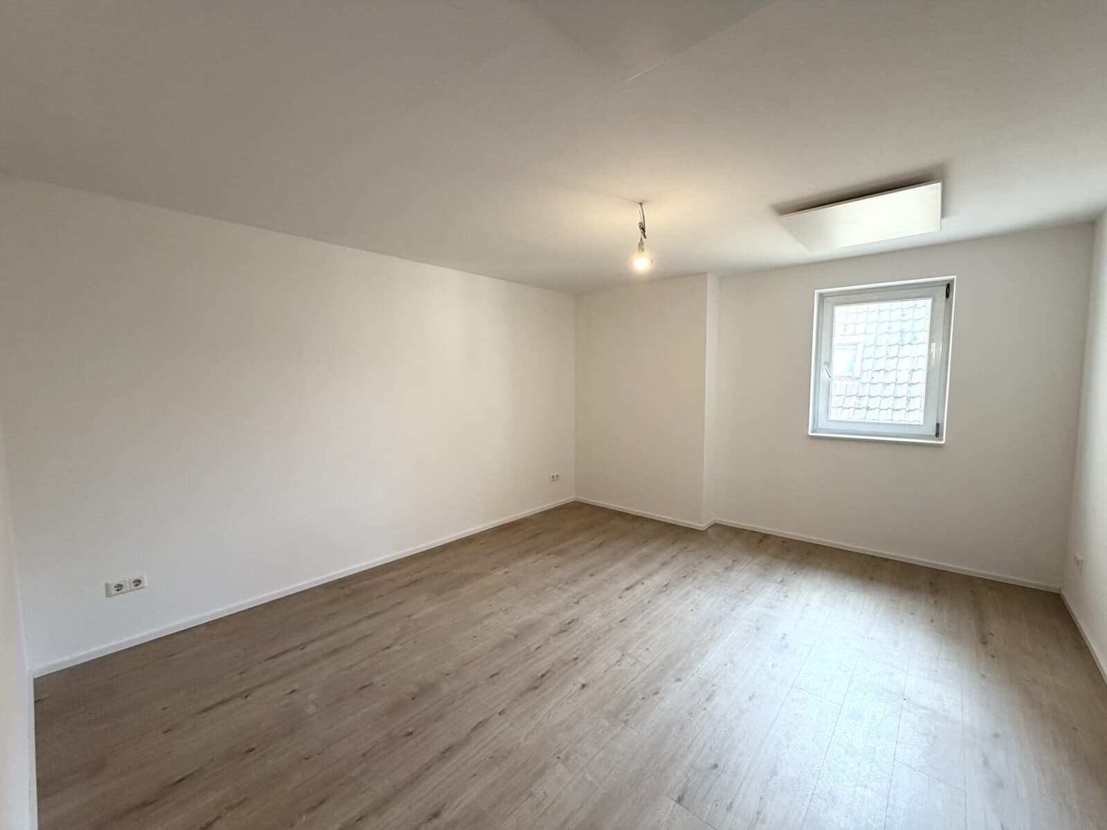 Erstbezug nach Sanierung: 2,5-Zimmer-Wohnung mit Terrasse und Wintergarten