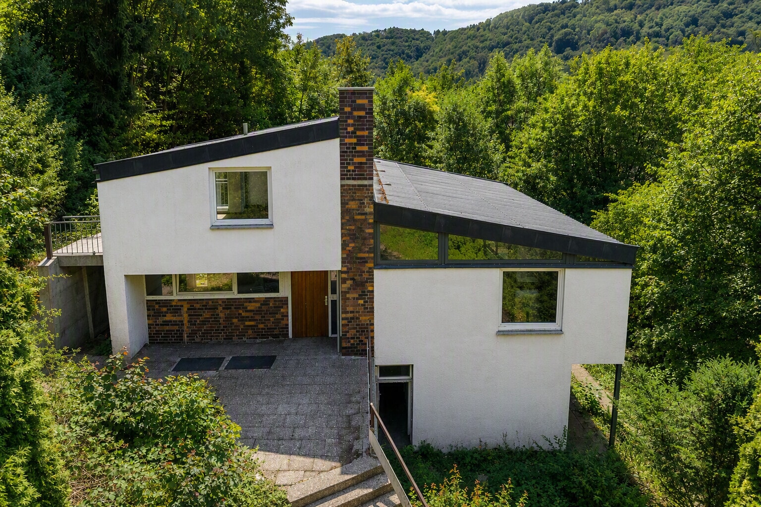 Außergewöhnliches Einfamilienhaus mit Einliegerwohnung in naturnaher Lage