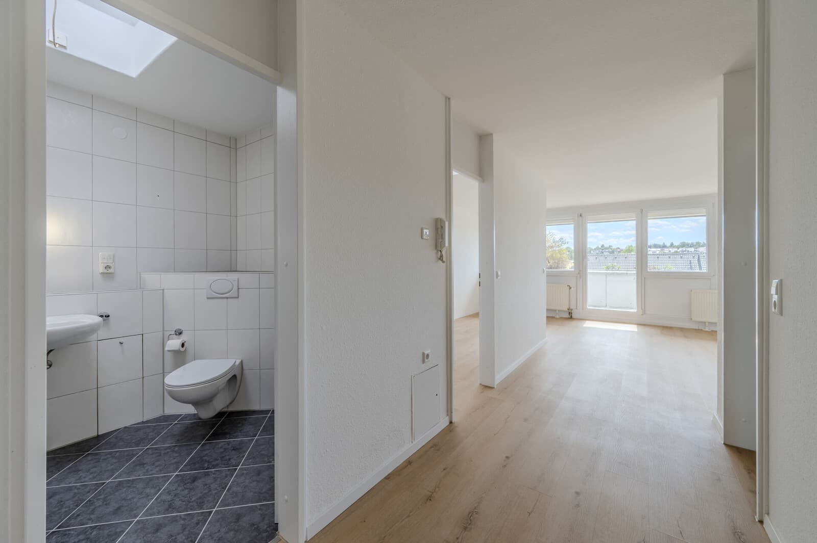 Frisch renovierte 2,5-Zimmer-Penthousewohnung mit großzügiger Süd-Dachterrasse