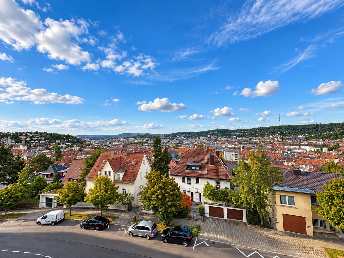 Attraktives Mehrfamilienhaus in begehrter Halbhöhenlage mit vier Einzelgaragen
