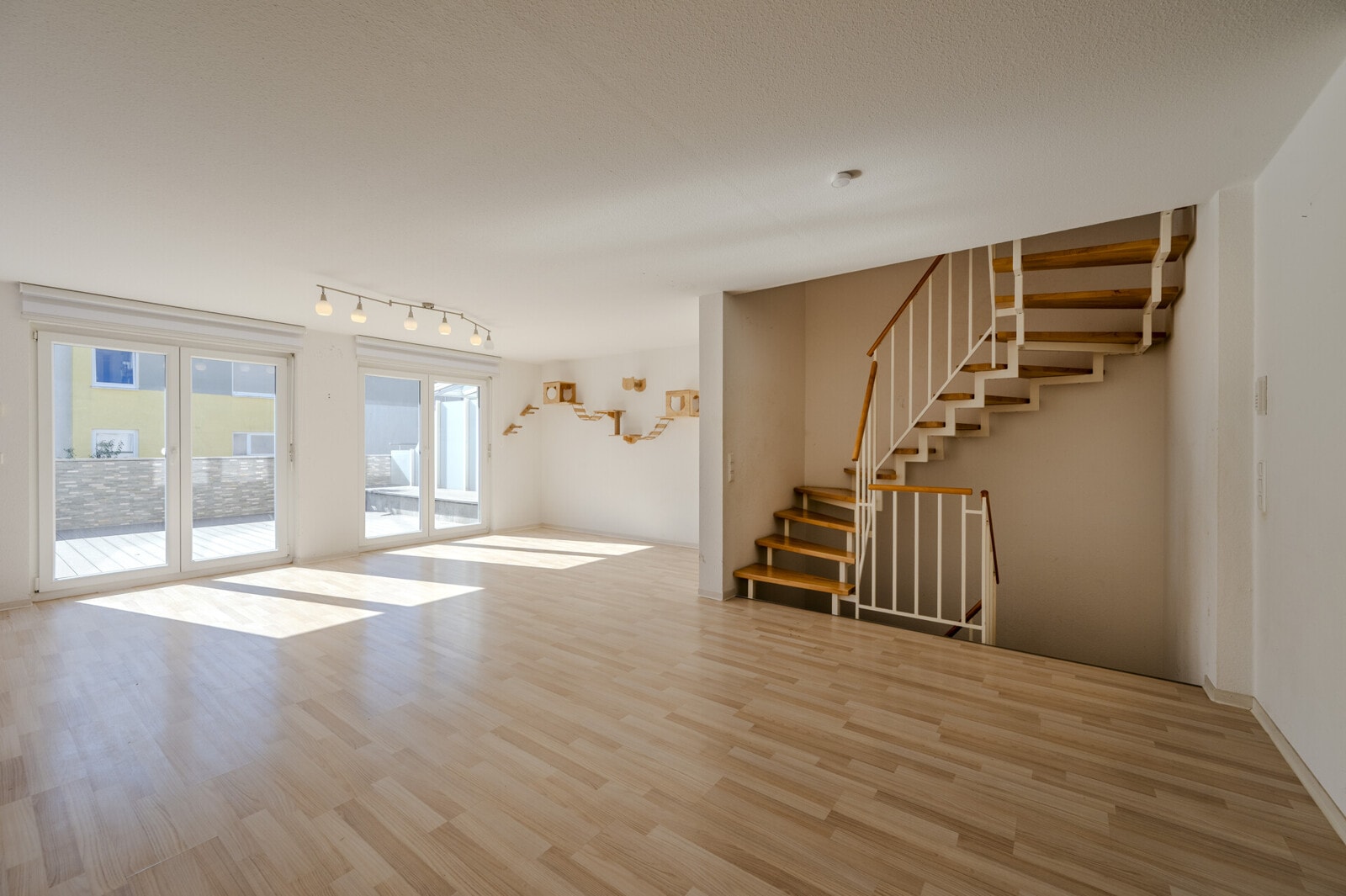Modernes Reihenmittelhaus mit großzügiger sonniger Dachterrasse in ruhiger Lage