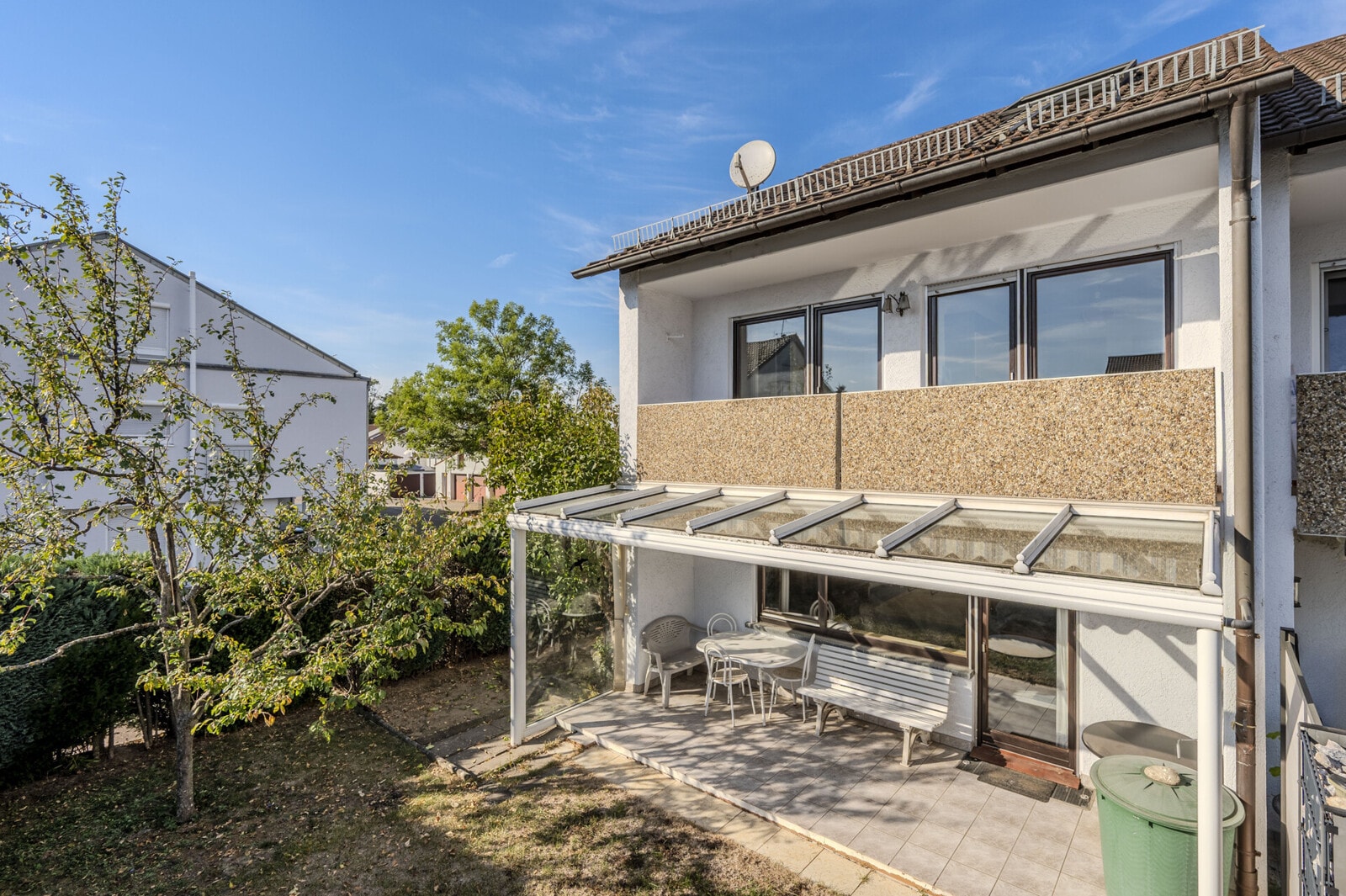 Reiheneckhaus mit sieben Zimmern, Südterrasse und Garage