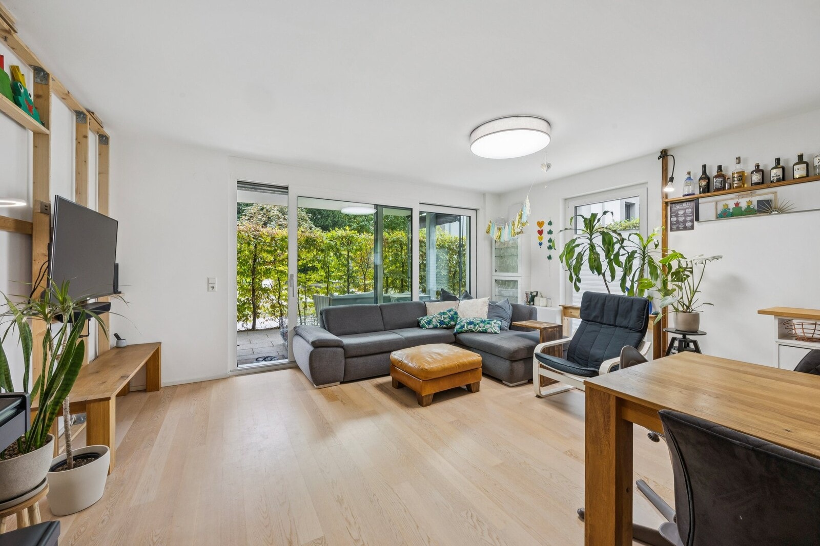 Moderne Gartenwohnung mit Südterrasse und Garage